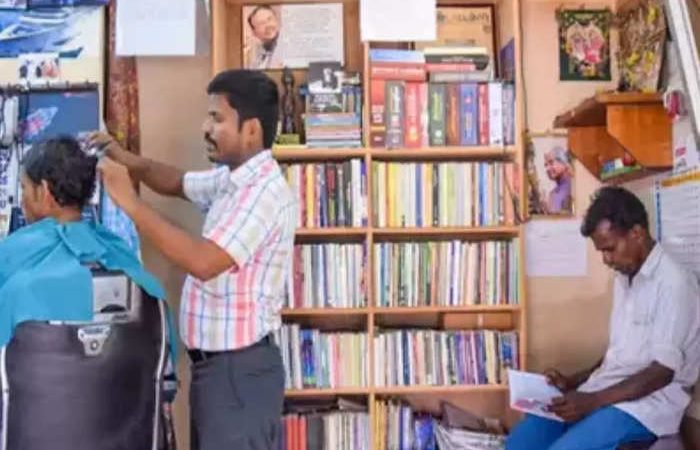 नाई की दुकान में लाइब्रेरी, किताब पढ़ने वाले को मिलती है बाल कटवाने पर छूट