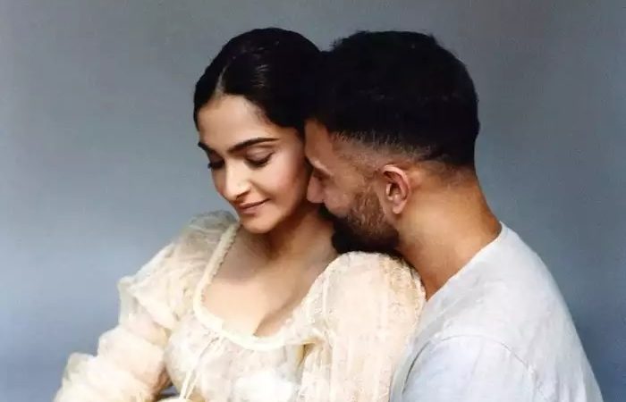 पति आनंद आहूजा की बांहों में दिखीं Sonam Kapoor, बेबी बम्प को प्रोटेक्ट करते दिखे दोनों