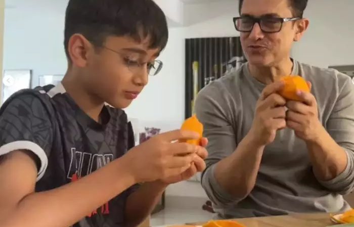 आमिर खान बेटे के साथ आम पर टूट पड़े… किया जमकर एंजॉय
