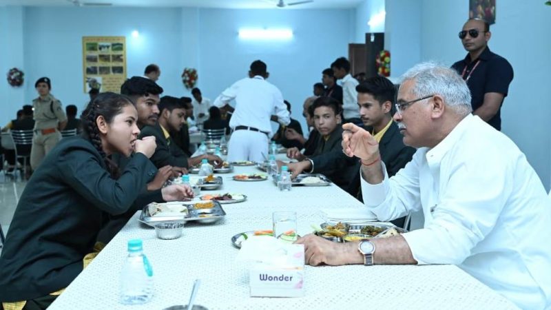 नेहरू जी की कहानी के माध्यम से प्रयास के बच्चों को मुख्यमंत्री ने सिखाया लोकतंत्र का पाठ… प्रयास आवासीय विद्यालय के लोकार्पण कार्यक्रम के मौके पर शिक्षक की भूमिका में दिखे भूपेश