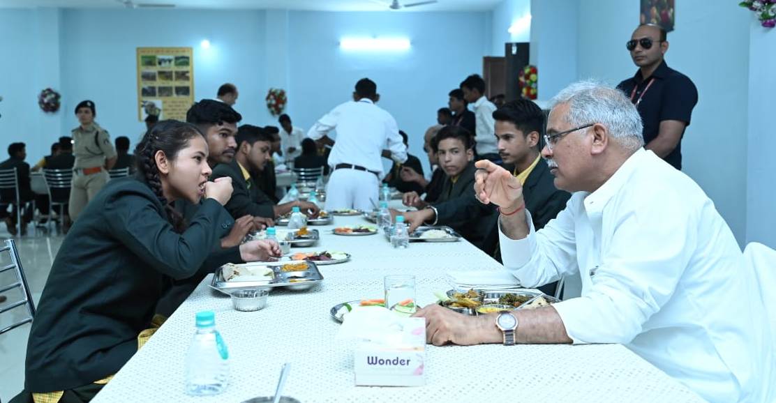 नेहरू जी की कहानी के माध्यम से प्रयास के बच्चों को मुख्यमंत्री ने सिखाया लोकतंत्र का पाठ… प्रयास आवासीय विद्यालय के लोकार्पण कार्यक्रम के मौके पर शिक्षक की भूमिका में दिखे भूपेश