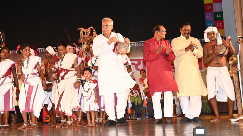 बस्तर बैंड ने बांधा समां… खुद को थिरकने से की नहीं रोक  पाएं सीएम बघेल