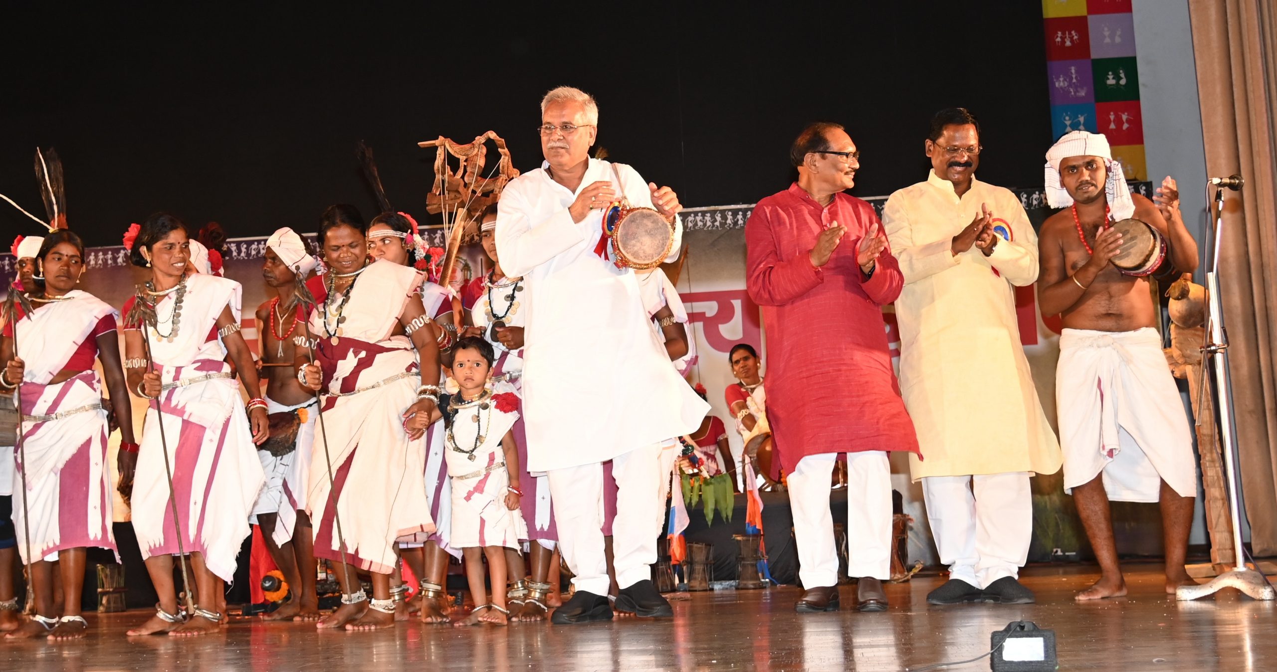 बस्तर बैंड ने बांधा समां… खुद को थिरकने से की नहीं रोक  पाएं सीएम बघेल