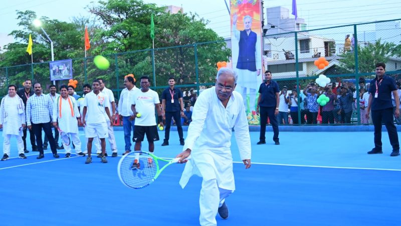 टेनिस कोर्ट में सर्विस शॉट मुख्यमंत्री का, महापौर ने किया सामना… मुख्यमंत्री ने स्मृति नगर में टेनिस कोर्ट का किया लोकार्पण