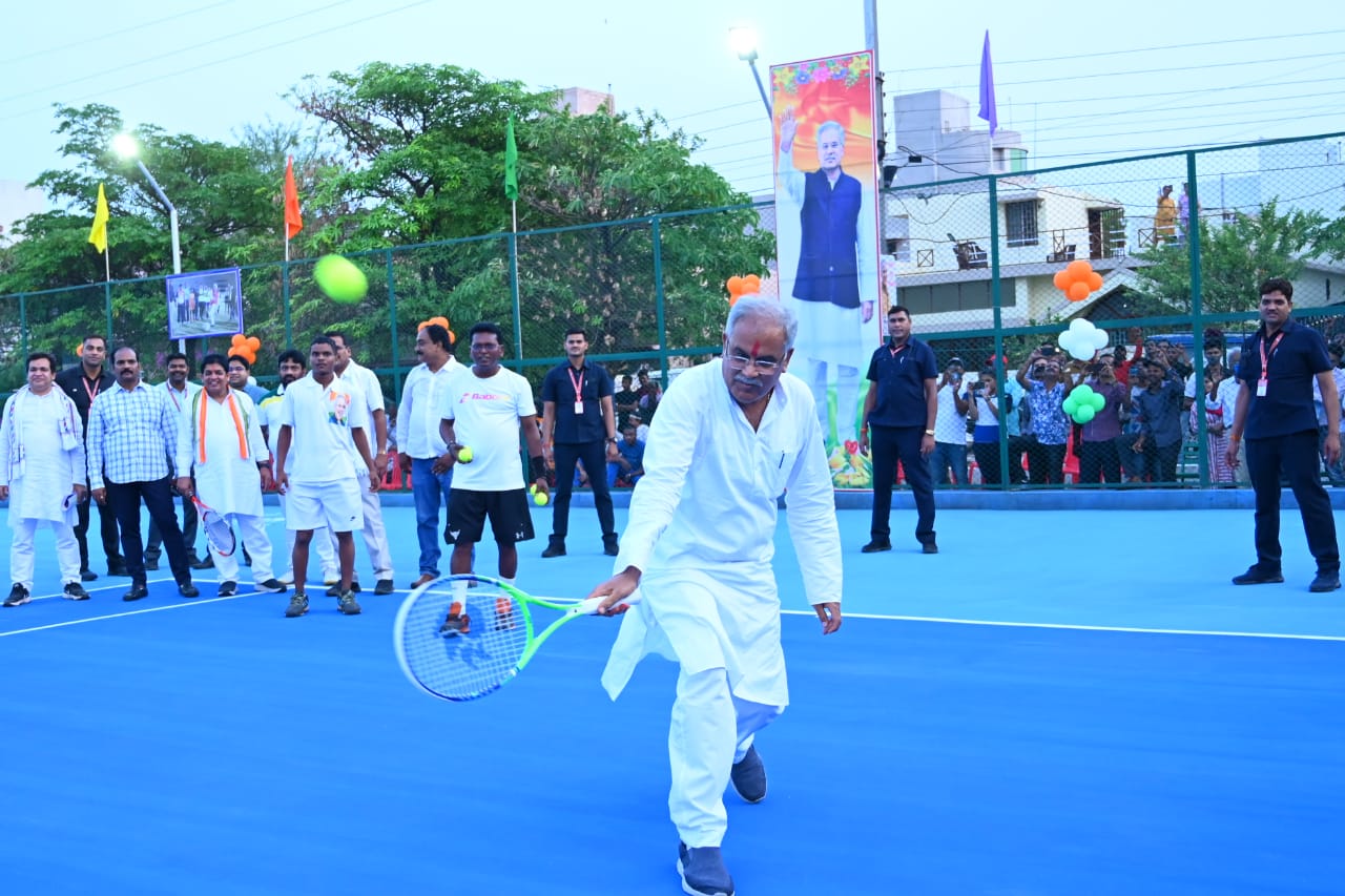 टेनिस कोर्ट में सर्विस शॉट मुख्यमंत्री का, महापौर ने किया सामना… मुख्यमंत्री ने स्मृति नगर में टेनिस कोर्ट का किया लोकार्पण