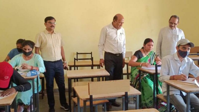 स्कूल शिक्षा मंत्री डॉ. टेकाम ने राज्य ओपन स्कूल परीक्षा केन्द्रों का किया औचक निरीक्षण