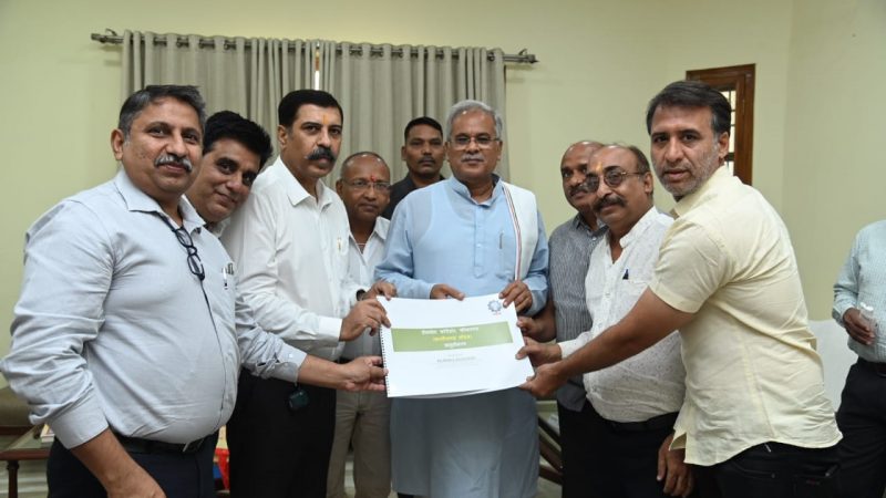 मुख्यमंत्री भूपेश बघेल से छत्तीसगढ़ चेम्बर ऑफ कामर्स एंड इण्डस्ट्रीज के पदाधिकारियों ने की सौजन्य मुलाकात