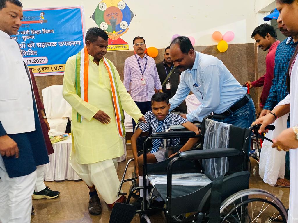 मंत्री लखमा ने आकाश संस्था में दिव्यांग बच्चों से की मुलाकात