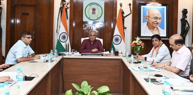 मुख्यमंत्री बघेल ने सरकारी अस्पतालों में जेनेरिक दवाईयों की बजाय ब्रांडेड दवाई लिखने पर जताई कड़ी नाराजगी