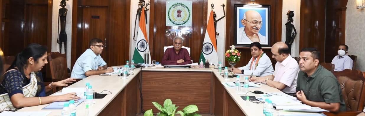 मुख्यमंत्री बघेल ने सरकारी अस्पतालों में जेनेरिक दवाईयों की बजाय ब्रांडेड दवाई लिखने पर जताई कड़ी नाराजगी