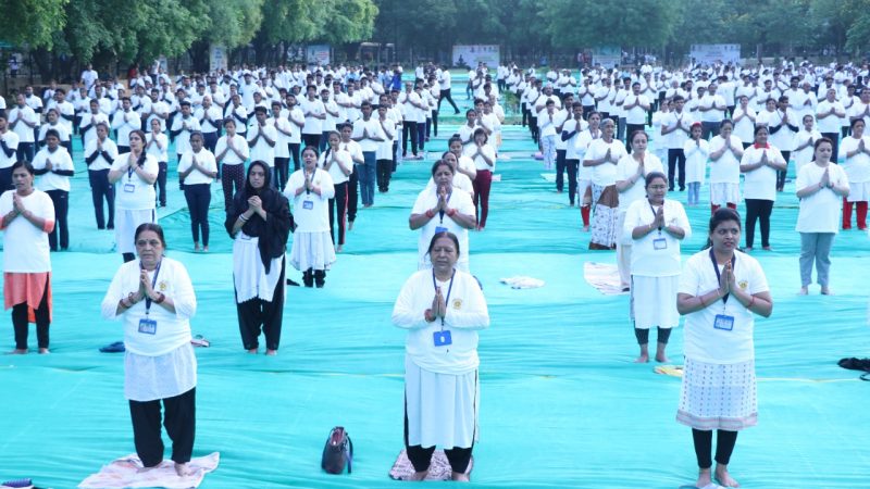 योग सम्मेलन : 1000 से अधिक साधको ने एक साथ किया सूर्य नमस्कार