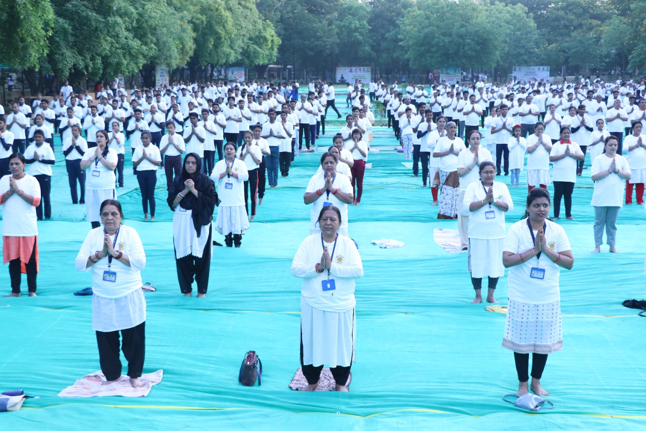 योग सम्मेलन : 1000 से अधिक साधको ने एक साथ किया सूर्य नमस्कार