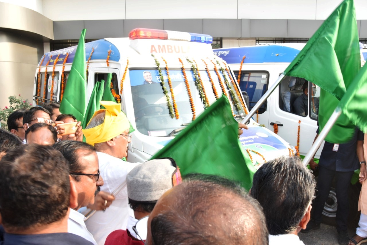 मुख्यमंत्री ने हाट बाजार क्लीनिक योजना के वाहनों को हरी झंडी दिखाकर किया रवाना