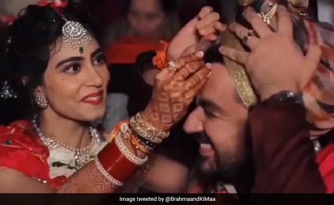 दुल्हन ने दूल्हे की मांग में भरा सिंदूर, कन्यादान की जगह हुआ कुंवरदान