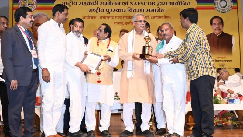 मुख्यमंत्री ने सहकारिता के क्षेत्र में उत्कृष्ट कार्य करने वाली संस्थाओं को किया पुरस्कृत