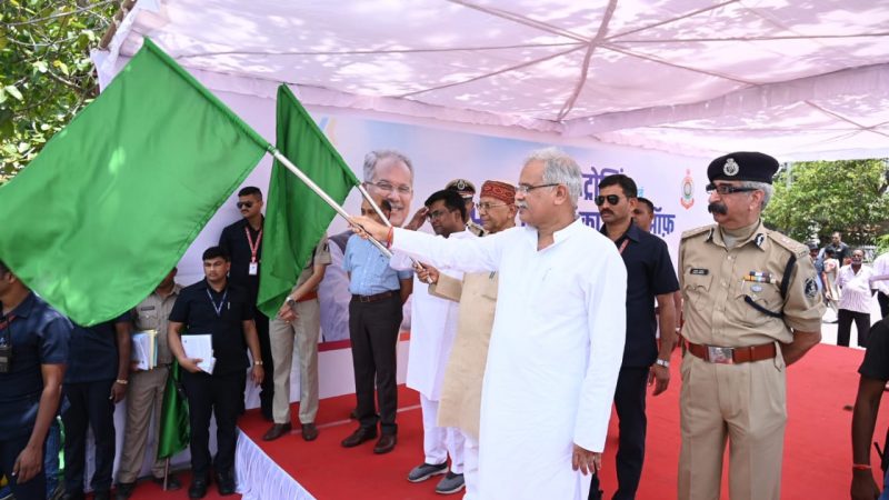 बघेल ने हाईवे पेट्रोलिंग तथा मानव तस्करी की रोकथाम के लिए 61 वाहनों को हरी झण्डी दिखा कर किया रवाना