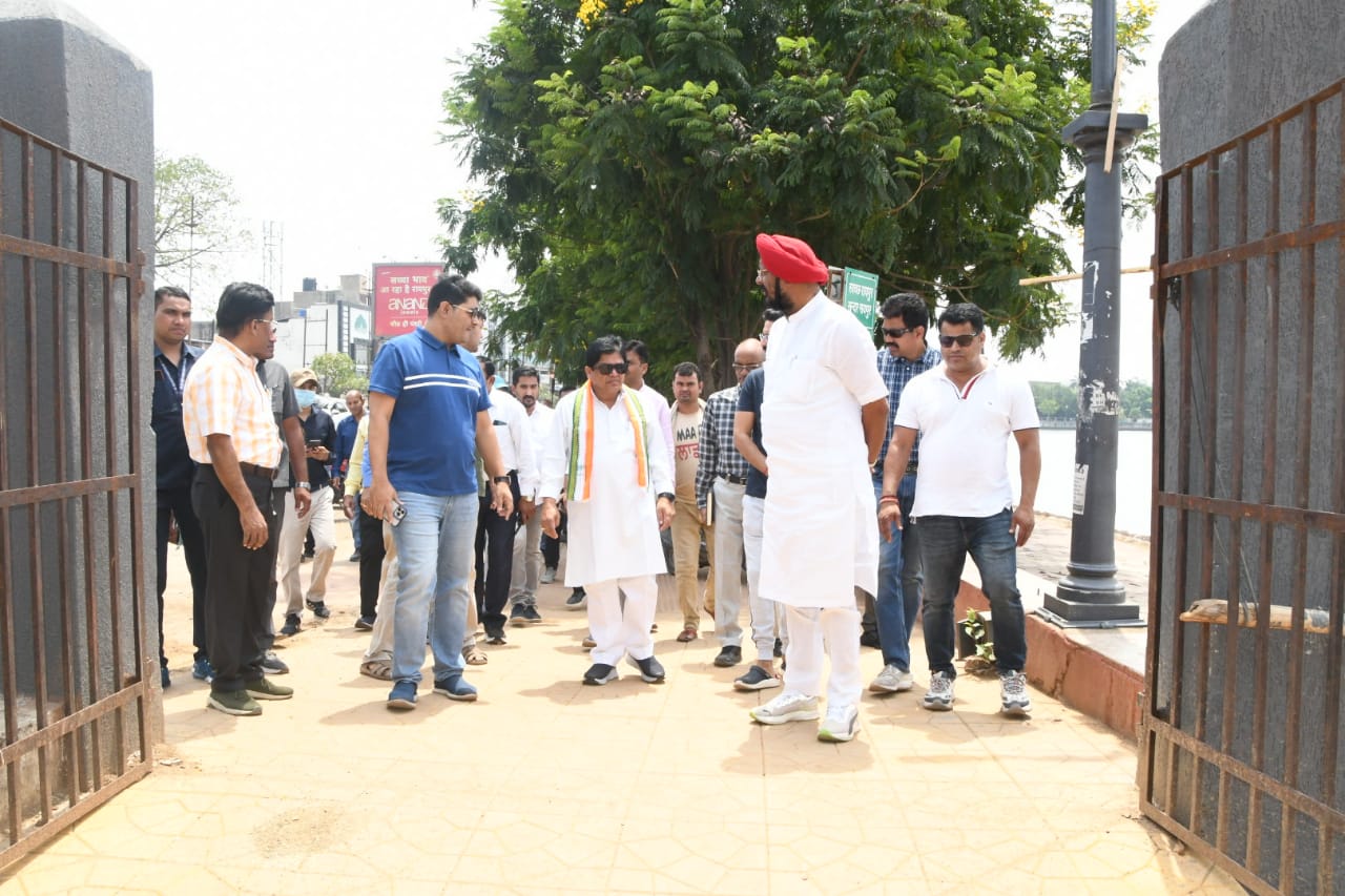 नगरीय प्रशासन मंत्री डॉ. डहरिया ने मरीन ड्राइव का किया आकस्मिक निरीक्षण