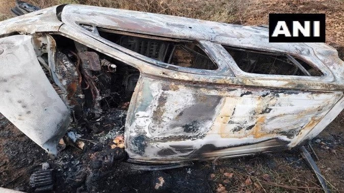 राजनांदगांव में हादसे के बाद कार में लगी आग, माता-पिता और तीन बेटियोंं की जिंदा जलने से मौत