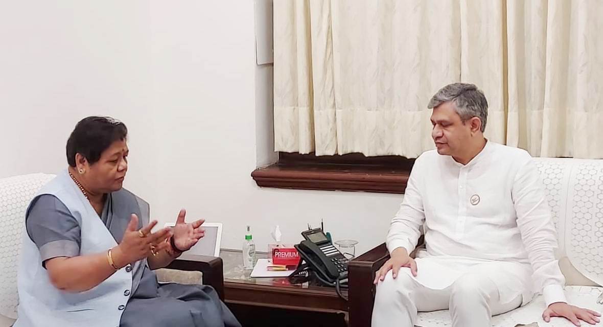 राज्यपाल उइके ने केन्द्रीय रेलमंत्री से की सौजन्य मुलाकातरेल कनेक्टिविटी और यात्री सुविधाओं के विस्तार के संबंध में की चर्चा