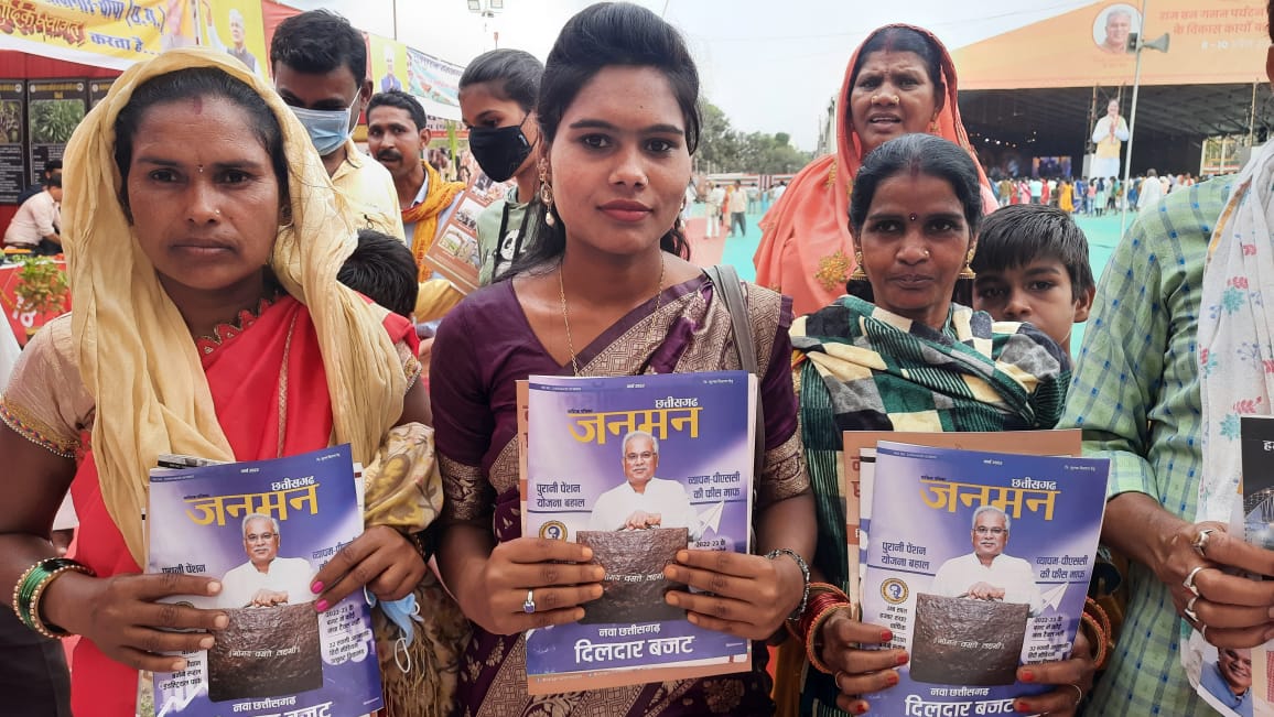 शिवरीनारायण में छत्तीसगढ़ मॉडल के स्टाल पर दिखा महिलाओं का उत्साह