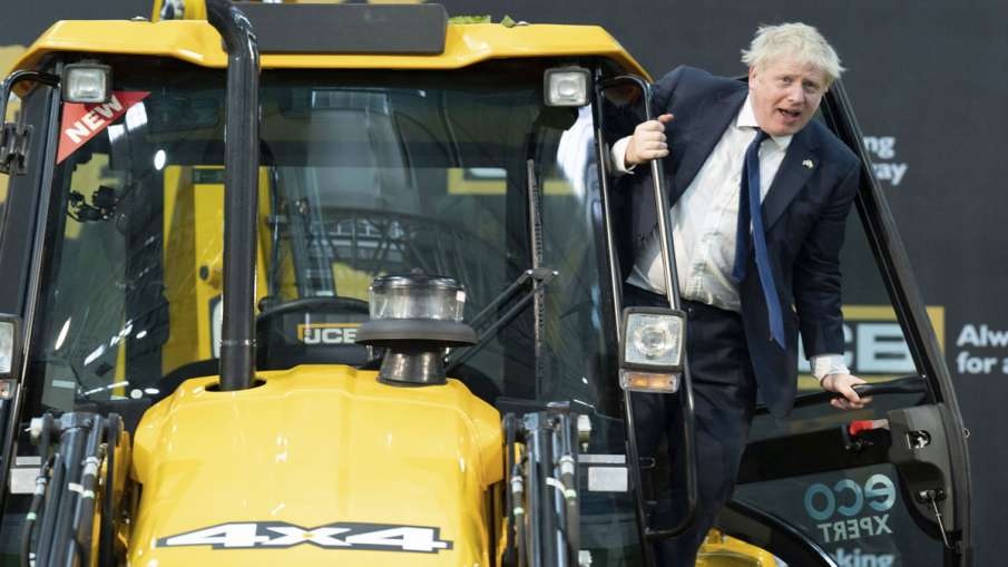 साबरमती आश्रम में चलाया चरखा… बुलडोजर में की सवारी