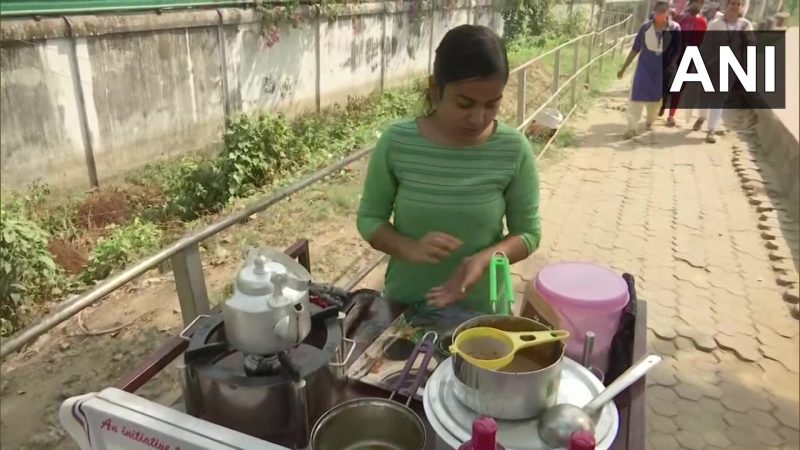 नौकरी नहीं मिली तो अपने कॉलेज के सामने ही खोल लिया टी स्टाल