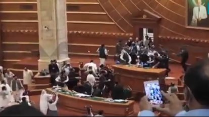 पाकिस्तान: पंजाब विधानसभा में डिप्टी स्पीकर पर लोटे और थप्पड़ों की बौछार, सदन की कार्यवाही स्थगित