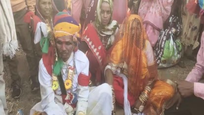 60 साल लिव-इन में रहे 80 साल के दादाजी की शादी, नौ बेटे-बेटी, 20 पोते-पोतियों के साथ निकली बरात