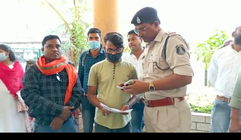 सुसाइट नोट लिख कर कलेक्टर कार्यलय पहुंचा अभ्यर्थी, विधायक, कलेक्टर पर राजनीति कर नियुक्ति नहीं देने का लगाया आरोप