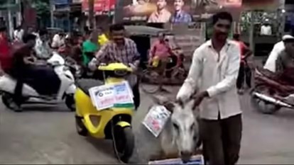 ई स्कूटर को गधे से बांधकर निकाला जुलूस, परली वैजनाथ के व्यवसायी ने गुस्से में इसलिए किया ऐसा