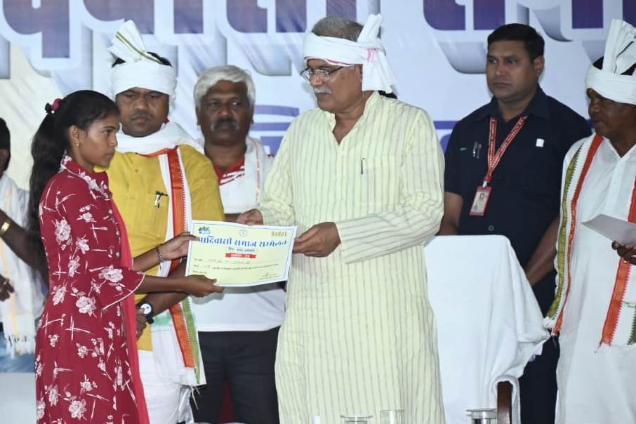 मुख्यमंत्री ने आदिवासी संस्कृति के पुरोधाओ और प्रतिभावान विद्यार्थियों को किया सम्मानित
