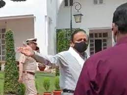 सीट नहीं मिलने से भड़के… एलजी के शपथग्रहण समारोह से नाराज़ होकर लौटे हर्षवर्धन