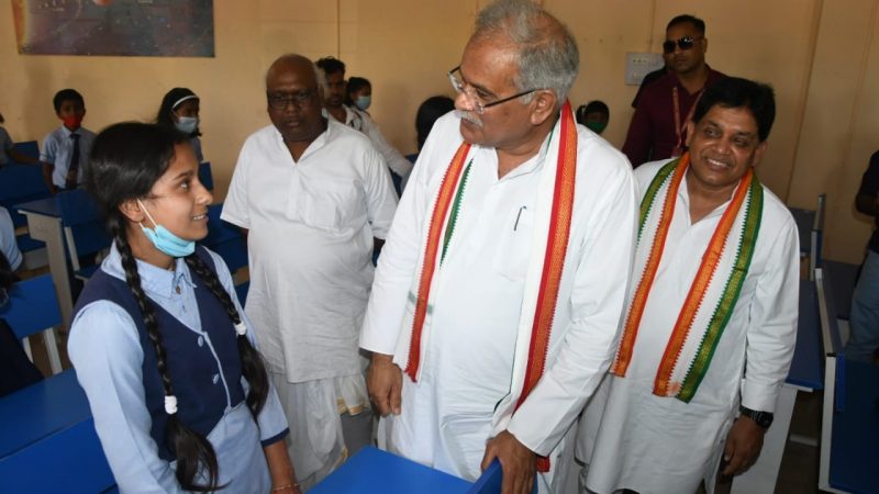 छात्रा ने मुख्यमंत्री बघेल से पूछा फिटनेस का राज, जवाब मिला – किसानी, योगा और तैराकी, भेंट-मुलाकात अभियान के दौरान स्वामी आत्मानंद स्कूल के बच्चों से रू-ब-रू हुए मुख्यमंत्री