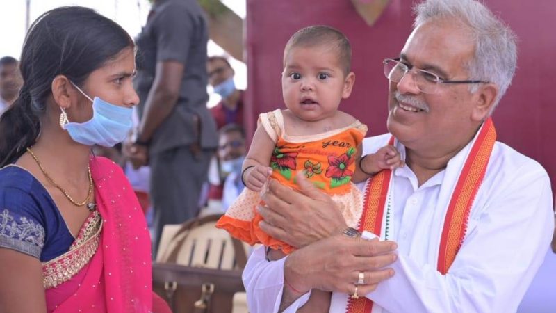 आम की ठंडी छांव में लोगों से मुख्यमंत्री की ‘भेंट-मुलाकात‘, आम जन की समस्याओं और मांगों से हुए रू-ब-रू