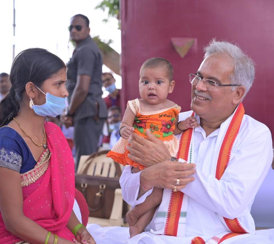 आम की ठंडी छांव में लोगों से मुख्यमंत्री की ‘भेंट-मुलाकात‘, आम जन की समस्याओं और मांगों से हुए रू-ब-रू