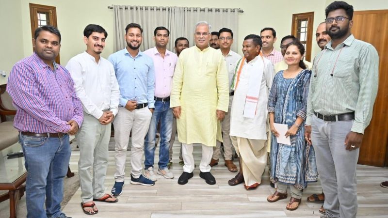 मुख्यमंत्री ने मनरेगा के रोजगार सहायकों का मानदेय 5 एवं 6 हजार से बढ़ाकर अब 9 हजार 540 रूपए करने की घोषणा की