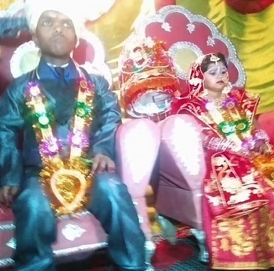 36 इंच के दूल्हे ने 34 इंच की दुल्हन को बनाया जीवनसाथी, विवाह में सेल्फी लेने की मची होड़