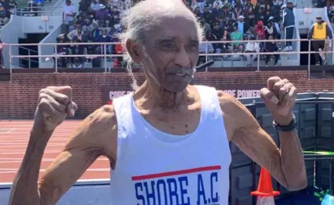 100 साल के बुजुर्ग ने बनाया 100 मीटर रेस में World Record, उनके जोश का दीवाना हुआ सोशल मीडिया