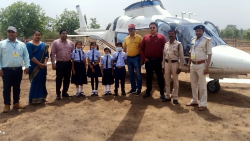मुख्यमंत्री ने तत्काल पूरी की नन्हीं स्मृति की जिद, करवाई हेलीकॉप्टर की सैर