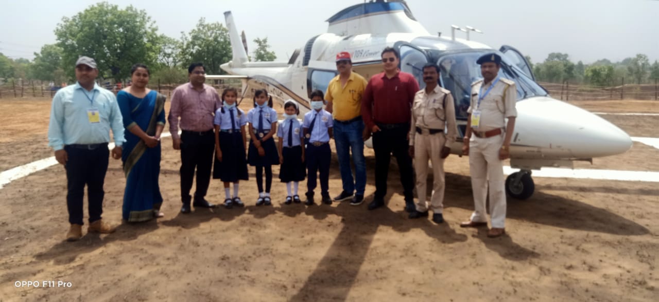 मुख्यमंत्री ने तत्काल पूरी की नन्हीं स्मृति की जिद, करवाई हेलीकॉप्टर की सैर