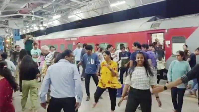 20 मिनट पहले रतलाम स्टेशन पहुंची ट्रेन, बोरियत दूर करने के लिए गरबा करने लगे यात्री, वीडियो वायरल