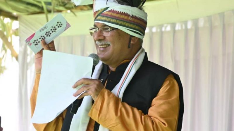 बड़े किलेपाल में ग्रामीणों से बोले मुख्यमंत्री… आज आपकी ही तरह मैंने भी हाट बाजार से की खरीदी, पत्नी के लिए बिंदी, सिंदूर और मेहंदी