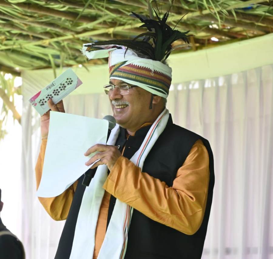 बड़े किलेपाल में ग्रामीणों से बोले मुख्यमंत्री… आज आपकी ही तरह मैंने भी हाट बाजार से की खरीदी, पत्नी के लिए बिंदी, सिंदूर और मेहंदी