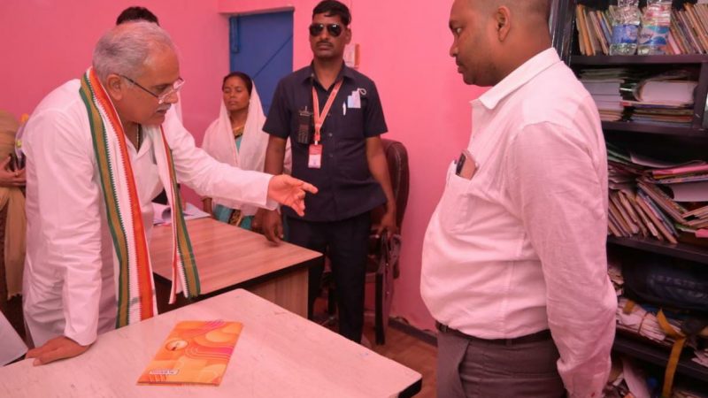 मुख्यमंत्री ने गोविंदपुर के ग्राम पंचायत भवन में भी दस्तावेजों की बारिकी से पड़ताल की…