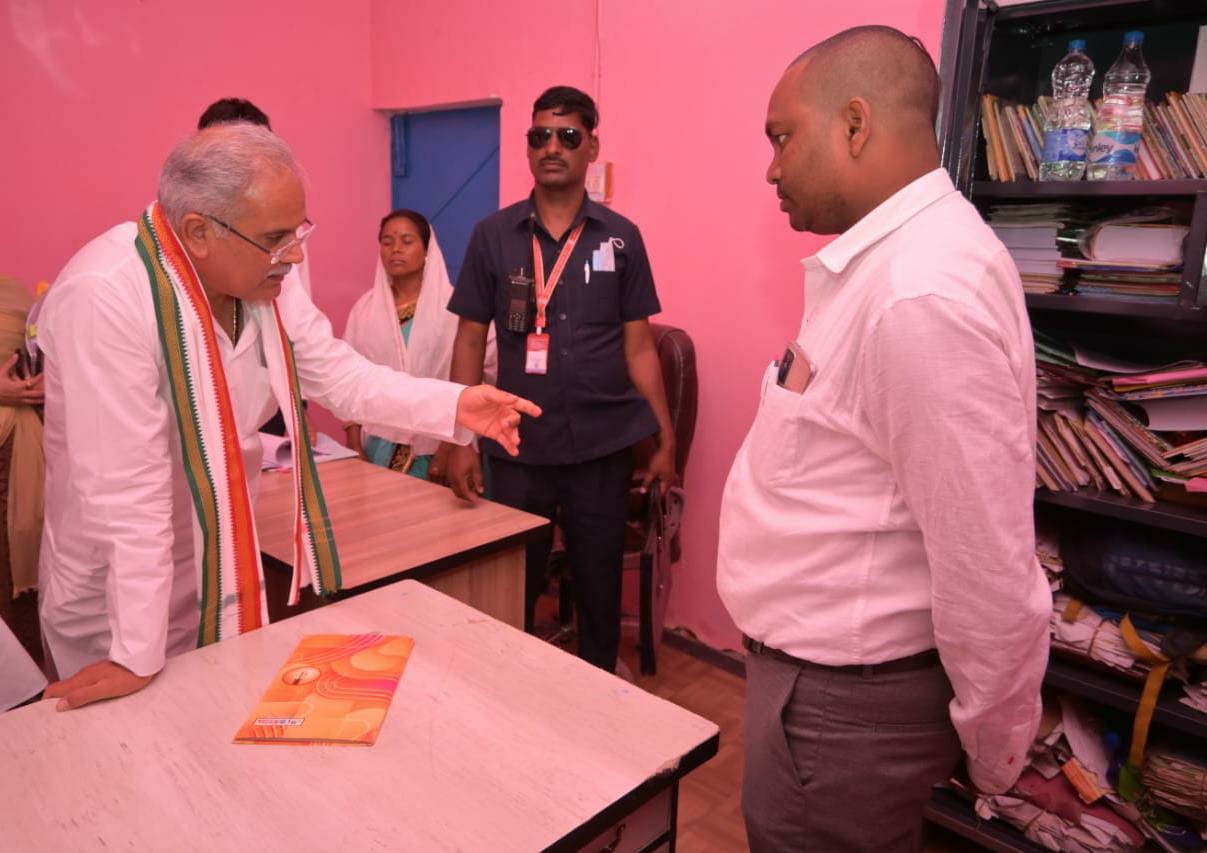 मुख्यमंत्री ने गोविंदपुर के ग्राम पंचायत भवन में भी दस्तावेजों की बारिकी से पड़ताल की…