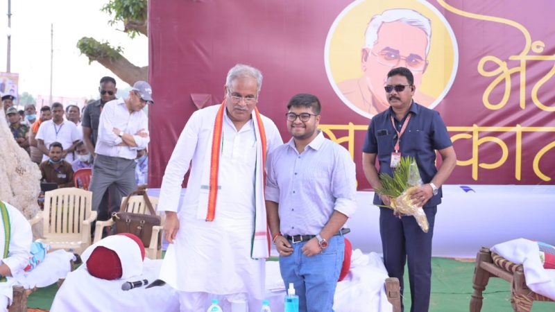 मुख्यमंत्री  बघेल से मिले कुसमी में यूक्रेन से लौटे छात्र शुभ आशीष मिश्रा …