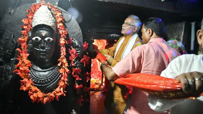 आस्था का अर्पण, मुख्यमंत्री ने माईं जी को ग्यारह किमी लंबी चुनरी अर्पित कर विश्व रिकार्ड में नाम दर्ज कराया दंतेवाड़ा की बहनों का