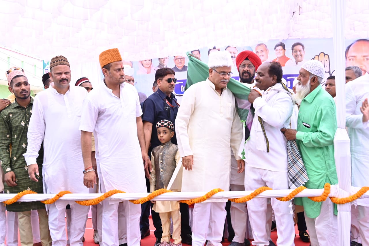 मुख्यमंत्री बघेल ने ईदगाह भाठा पहुंचकर ईबादतगारों को ‘ईद-उल-फितर’ की दी मुबारकबाद