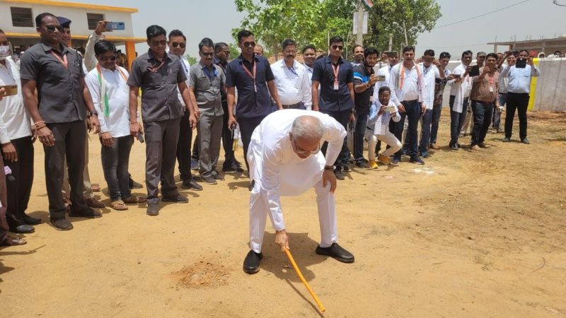 रघुनाथनगर के स्वामी आत्मानंद इंग्लिश मीडियम स्कूल में बच्चों के साथ गिल्ली- डंडा खेला मुख्यमंत्री ने