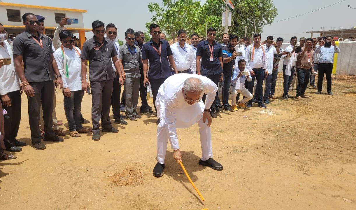 रघुनाथनगर के स्वामी आत्मानंद इंग्लिश मीडियम स्कूल में बच्चों के साथ गिल्ली- डंडा खेला मुख्यमंत्री ने